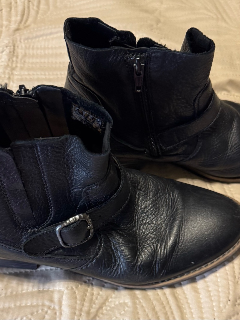 Clark’s Black Leather women’s Zip-Ankle Boots Sz 9M - Picture 3 of 7